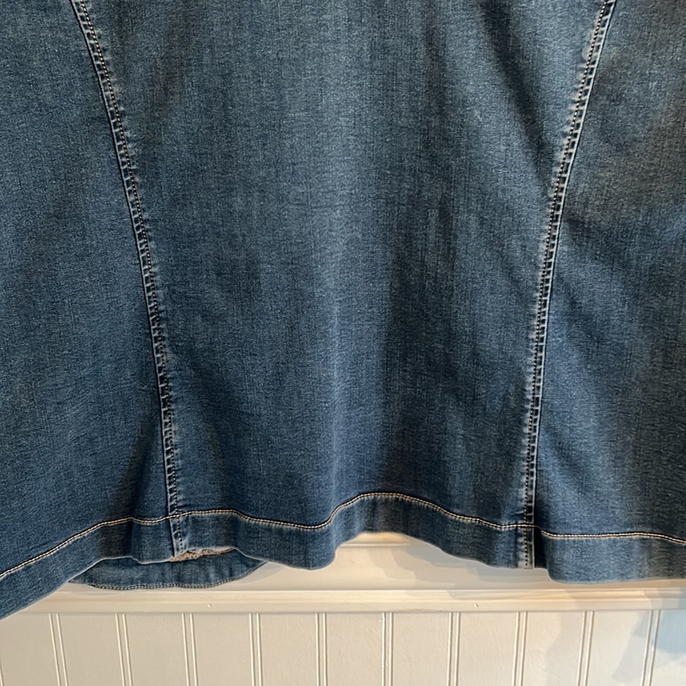 Tommy Hilfiger jean jacket size XXL has stretch with a bit of a flair at bottom - Picture 10 of 13